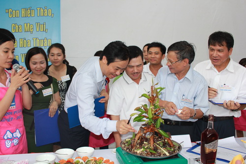 BGK thích thú trước món ăn sáng tạo "Ốc len mũi Cà Mau"